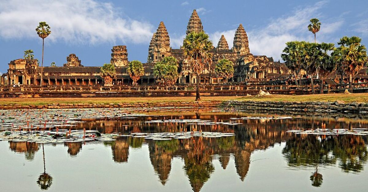 10 Tourist Traps To Avoid At All Costs—And 10 Worth Seeing
