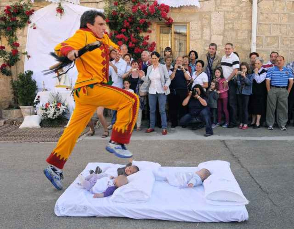 30 Bizarre World Customs That Actually Exist