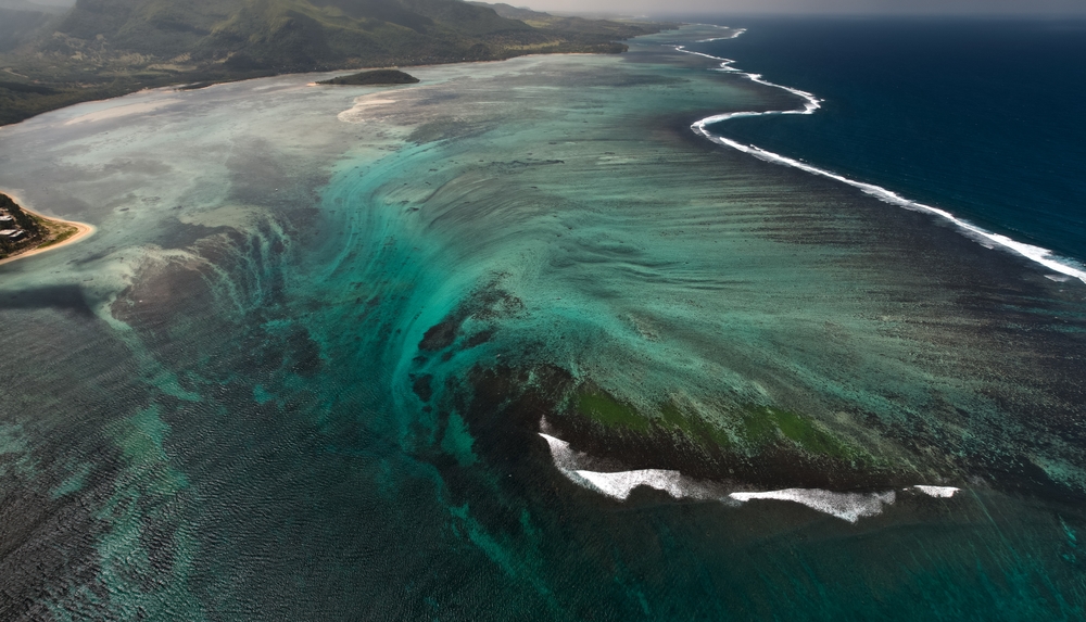 This Stunning Underwater Waterfall Is One Big Optical Trick