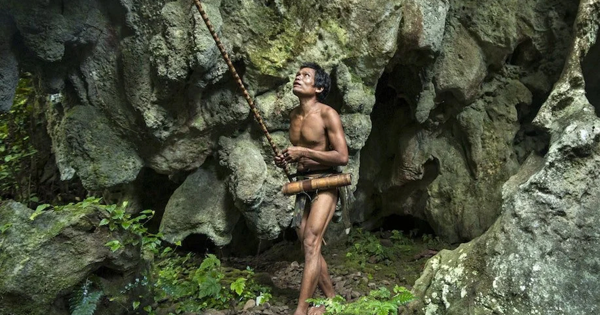Rare Photos Of The Lost Tribe That Lives In A Volcano