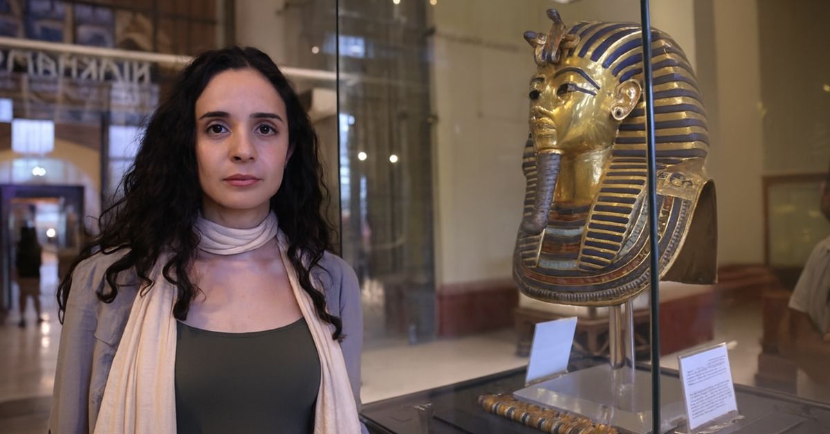 Ella and the mask of Tutankhamun at the Egyptian Museum