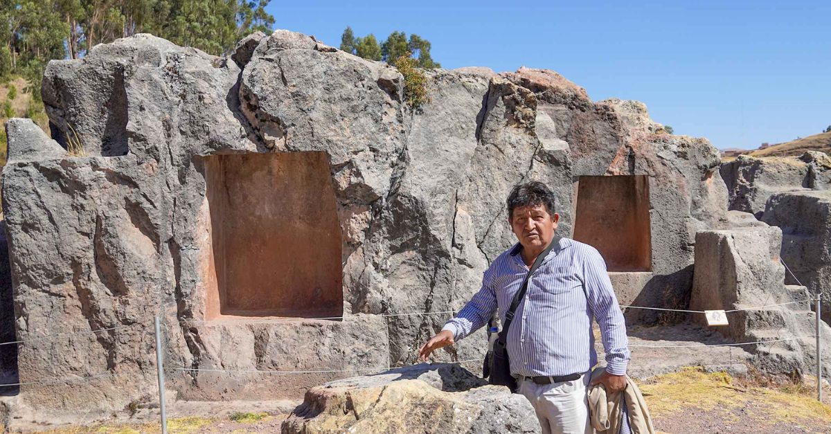 The stones that built Sacsayhuaman fortress can weigh more than 200 tonnes. Without modern machines, they were moved using laborers and rope.
