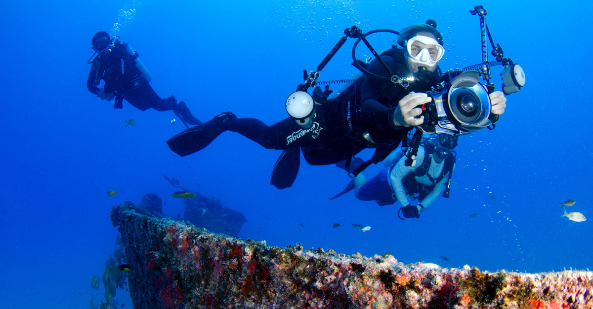scuba-divers-underwater